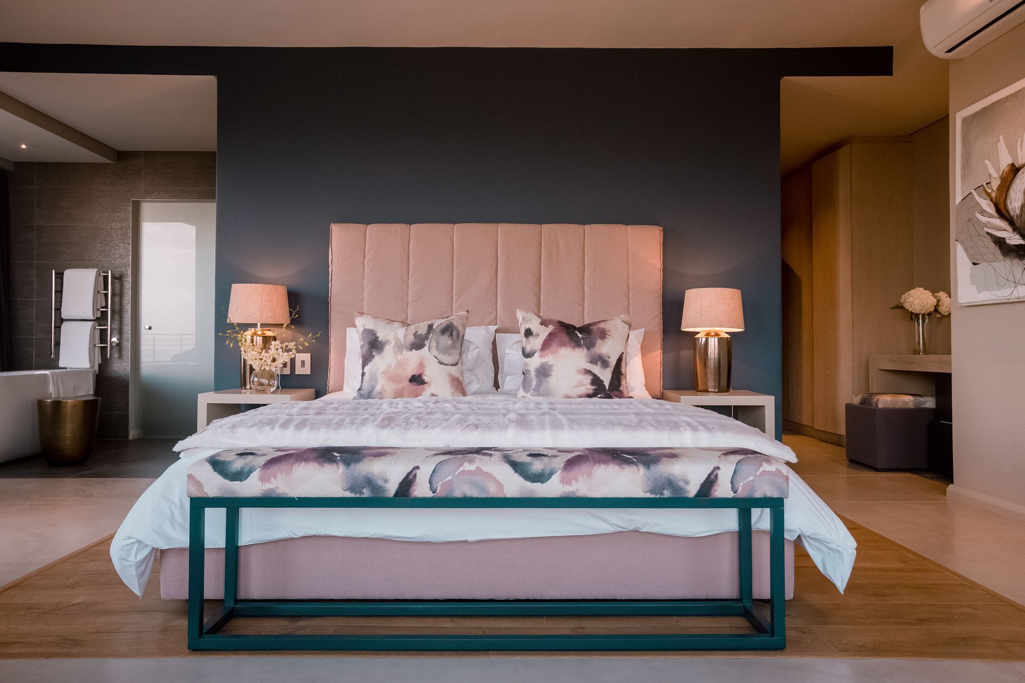 Sky Villa Boutique Hotel by Raw Africa Boutique Collection Plettenberg Bay Extérieur photo A bedroom at the Cape Town edition